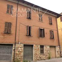 Cielo-terra con garage, fondi, veranda e terrazza