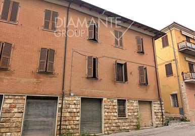 Cielo-terra con garage, fondi, veranda e terrazza