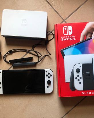Nintendo switch OLED con giochi e accessori