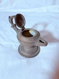 Antica lampada lume ad olio in ottone