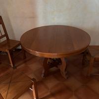 Tavolo allungabile e sedie