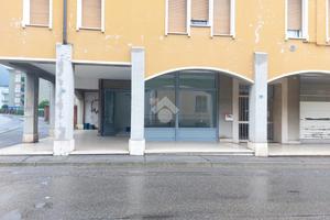NEGOZIO A SAREZZO
