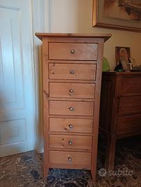 letto matrimoniale con comodino e cassettiera