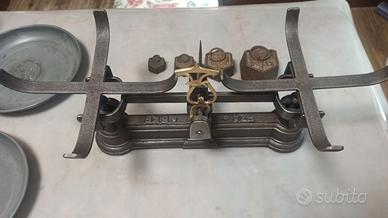 Bilancia antica con set di pesi