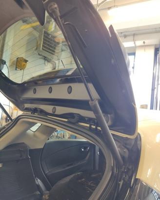 Pistone dx portellone RENAULT CAPTUR del 2017
