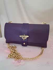 Borsa a tracolla viola con ape dorata e catena