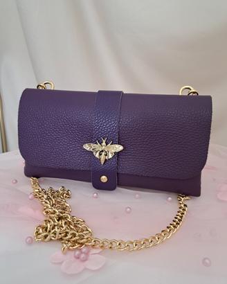 Borsa a tracolla viola con ape dorata e catena
