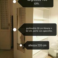 Mobile separa ambiente composto da libreria, menso