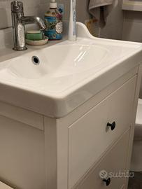 Mobile con lavabo, miscelatore, specchio e lampada