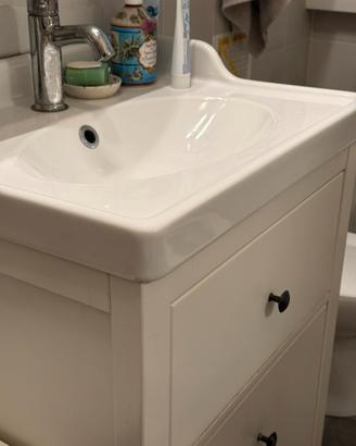 Mobile con lavabo, miscelatore, specchio e lampada