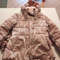 Giacca invernale rosa perla con cappuccio e cinta.