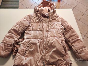 Giacca invernale rosa perla con cappuccio e cinta.