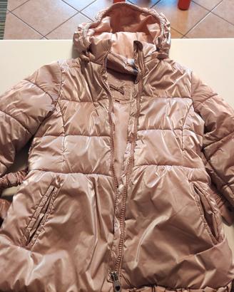 Giacca invernale rosa perla con cappuccio e cinta.