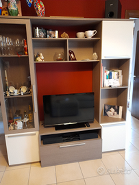 Parete attrezzata stile moderno con vetrina