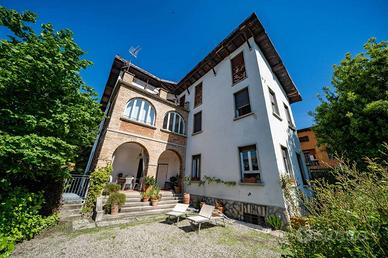 Villa di 560 m² con 5 locali e box auto a Erba
