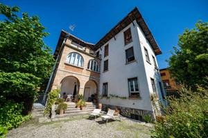 Villa di 560 m² con 5 locali e box auto a Erba