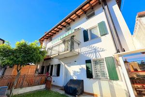 Casa semindipendente con giardino