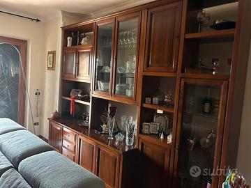 Salone arte povera con divano