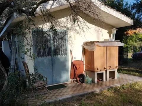 Piccolo manufatto in terreno edificabile