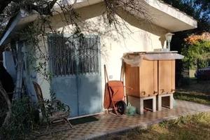 Piccolo manufatto in terreno edificabile