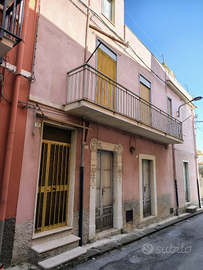 Casa indipendente con garage, terrazzo e cantina