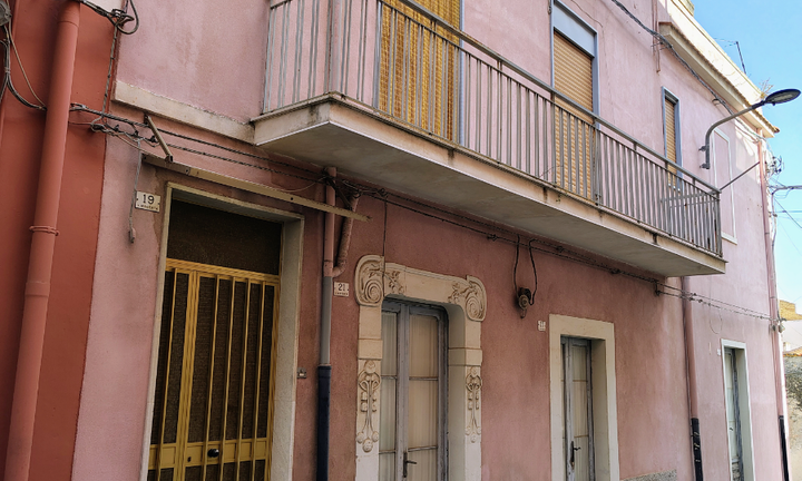 Casa indipendente con garage, terrazzo e cantina