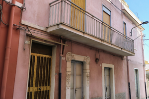 Casa indipendente con garage, terrazzo e cantina