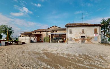 Casale con ampio terreno