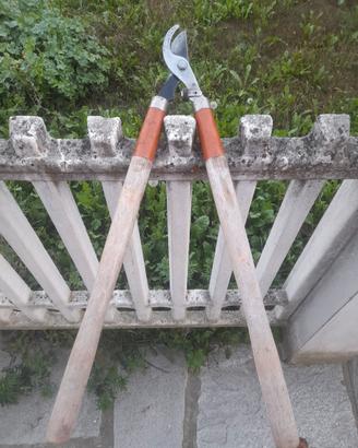 cesoia giardino con manici in legno