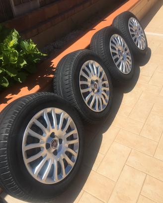 4 Copricerchi da 15 Fiat grande punto senza graffi