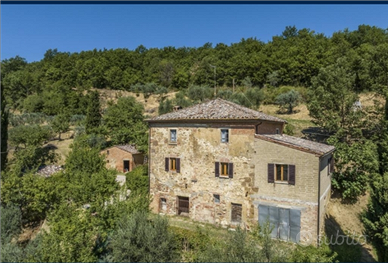 Casale posto su dolce pendio di una collina