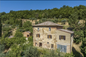 Casale posto su dolce pendio di una collina