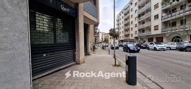 LOCALE IN ZONA CENTRALE CON DOPPIA VETRINA - FRONT