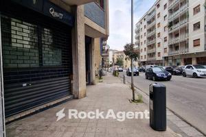 LOCALE IN ZONA CENTRALE CON DOPPIA VETRINA - FRONT