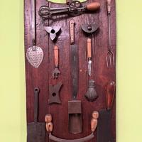 Tagliere da cucina con utensili d’arredo