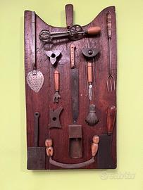 Tagliere da cucina con utensili d’arredo