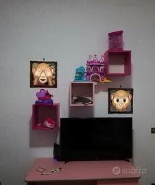 Cameretta a ponte a due letti con scrivania e cubi