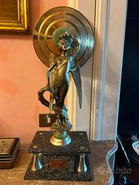 Statuetta in bronzo su marmo cm. 63x29 M. Miss Pri