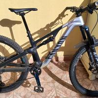 Canyon Neuron CF8 in carbonio-MTB Full Suspension