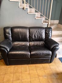 Divano nero in pelle