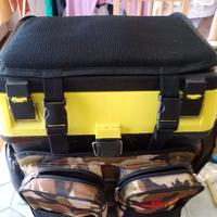 bauletto per surf casting+spallaccio+oggetti vari.