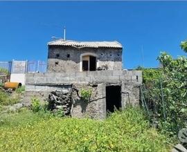 Rustico con terreno a Piedimonte Etneo