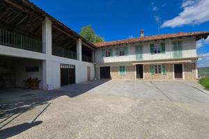 Rustico / Casale di 239 m² con più di 5 locali e b