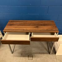 Tavolino con cassetti