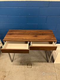Tavolino con cassetti