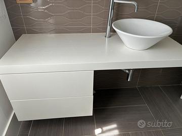 Mobile bagno sospeso completo di lavabo e rubinet