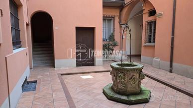 MONOLOCALE IN STRADA MAGGIORE AD.ZE