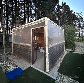 Gazebo con struttura in legno e chiusure in PVC