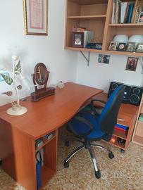 Scrivania con porta oggetti