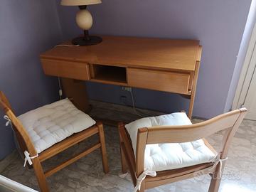 scrivania e due sedie